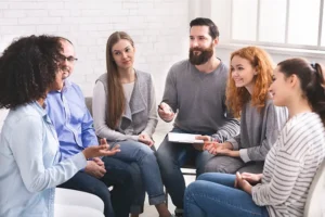 5 Menschen im Stuhlkreis diskutieren