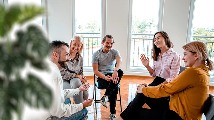 5 Menschen im Stuhlkreis diskutieren